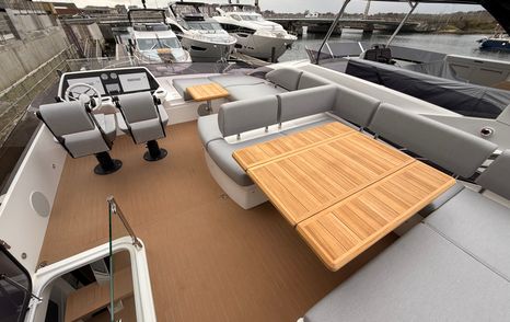 Sunseeker-75-Sport-Yacht-Review-sportsbridge-dinette