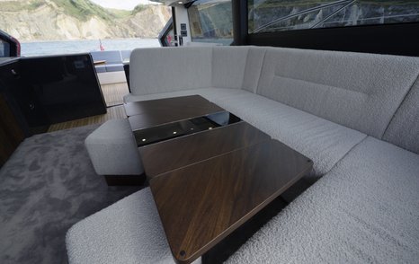 Fairline Targa 58 GTO saloon with electrically adjustable dining table