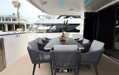 Horizon ES88 Sport Yacht KeΦi aft deck with shaded aflresco dining 