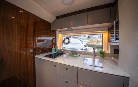 fairline-targa-40-galley