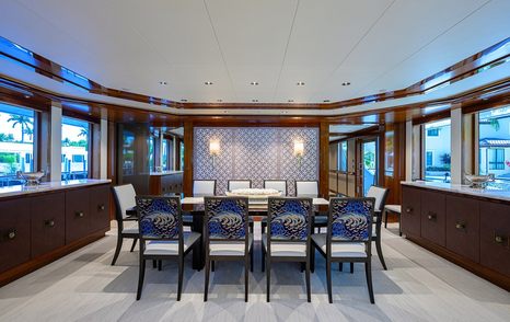 Superyacht Neenah main saloon dining area