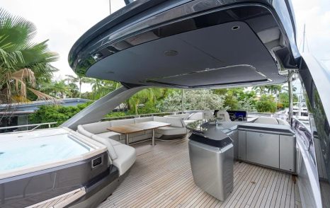 Upper deck of Motor Yacht Escape 