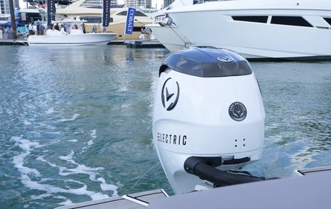 Four-Winns-H2-OB-Review-outboard-in-waterway