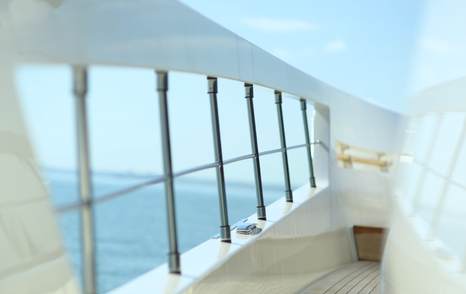 Sanlorenzo-SX76-Review-side-deck-rails