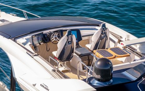 Galeon 570 Sky yacht flybridge helm station 