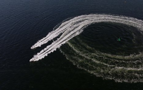 Wellcraft 38 Explorer vs Quarken 35: DRAG RACE & Agility Test back to harbour