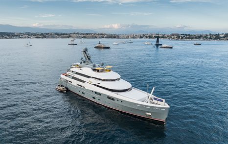 Aviva at anchor
