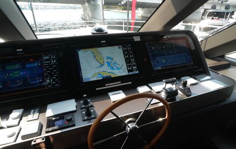 Azimut-Magellano-30M-helm-dashboard