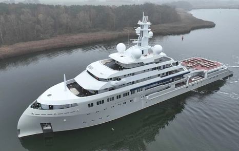 Superyacht Shackleton at anchor 