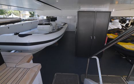 Benetti-B.Yond-37M-tender-garage