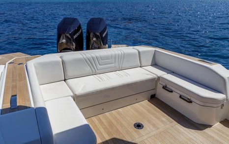 Techonhull Alpha 40 dayboat deck U-shaped seating
