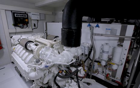 Azimut-Fly-72-engine-room