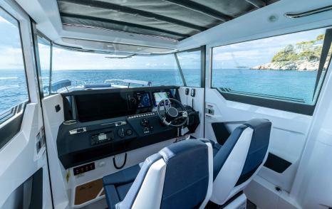 Axopar-29-XC-Cross-Cabin-helm-overview