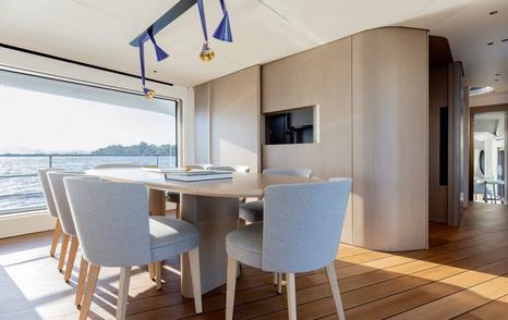 Motor Yacht Spribe's indoor dining table 