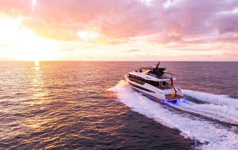 Sunseeker-Ocean-156-running-away-sunset