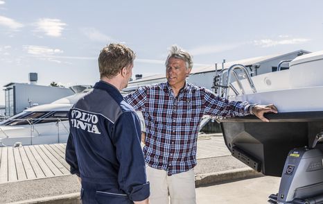 Owner discussing engines with Volvo Penta engineer