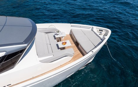 Motor yacht Fitline foredeck with integrated grey seating