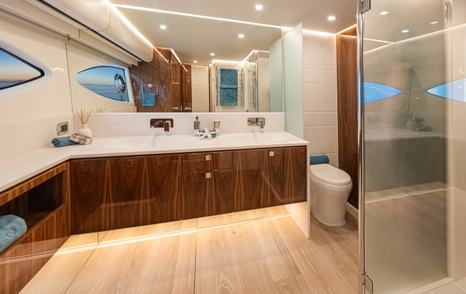 Riviera-6800-Sport-Yacht-Platinum-owner-cabin-ensuite