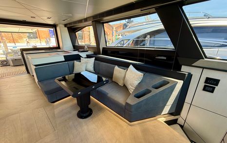 Pershing-GTX70-Review-saloon-dinette