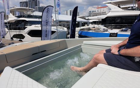 De Antonio D60 saltwater foredeck jacuzzi in use