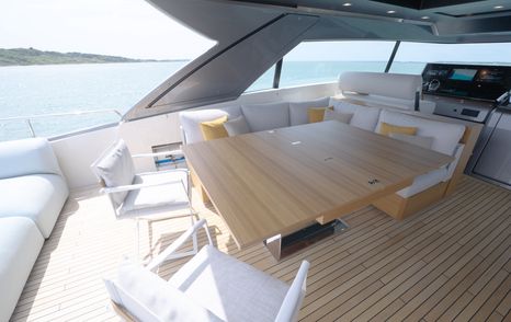 Sanlorenzo-SX76-Review-flybridge-dinette