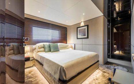 Azimut superyacht Dagusha V guest cabin with double bed 