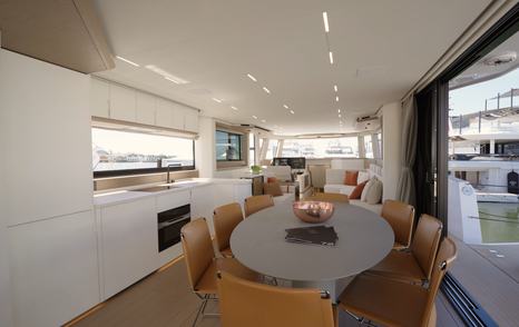 Pardo-E72-Review-galley-dining-table