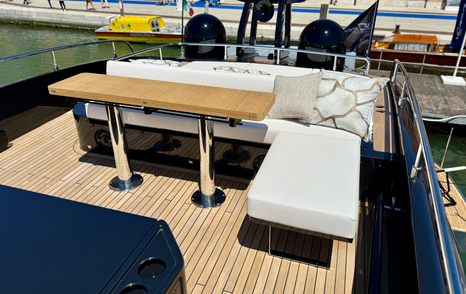 Pershing-GTX70-Review-flybridge-dinette