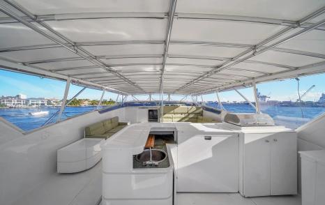 Sanlorenzo motor yacht Cariloy sundeck with bar and seating 