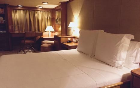 Benetti motor yacht Freemont cabin with desk 