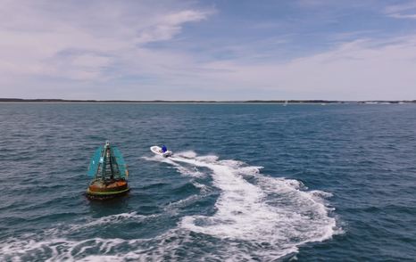 Williams TurboJet 280MX rounding a buoy during YachtBuyer time trial