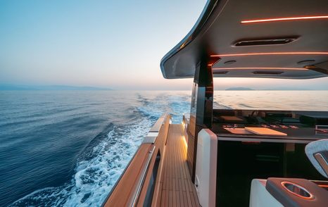 Invictus TT550 motor yacht sidewalk