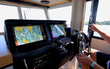 Nord-Star-31-plus-helm-side-door