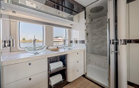 Zeelander-8-owner-cabin-ensuite-shower