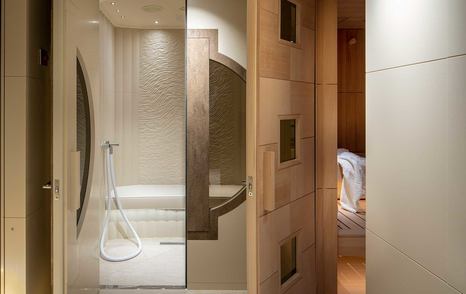 Superyacht DreAMBoat's ensuite shower 