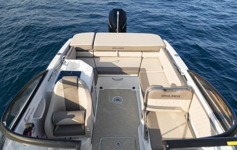 Bayliner-VR6-Cuddy-main-deck