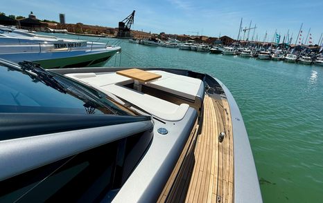 Pershing-GTX70-Review-foredeck-dinette