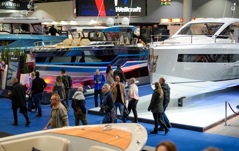 boot Düsseldorf display of boats with visitors on blue carpet