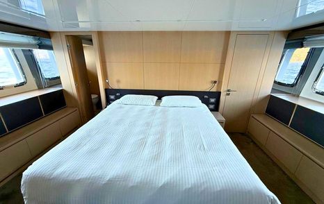 Sanlorenzo motor yacht Slam cabin with windows 