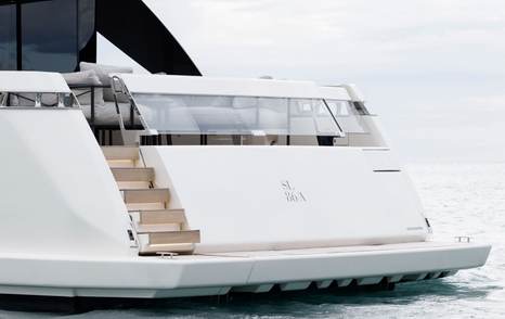 Sanlorenzo SL86A motor yacht aft with hydraulic stern