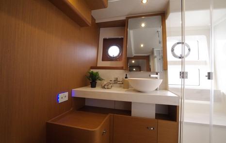 Beneteau-Swift-Trawler-54-Review-owner-ensuite