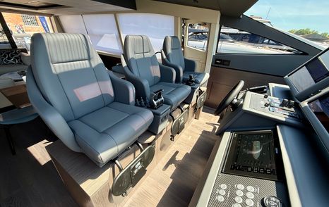 Pershing-8X-Review-main-helm-seats