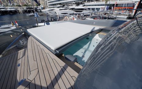 Riva-112-DolceVita-Super-Review-foredeck-hottub