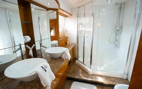 Fins Up owners cabin bathroom 