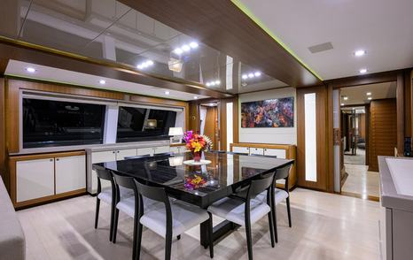 Motor yacht Argento's dining table