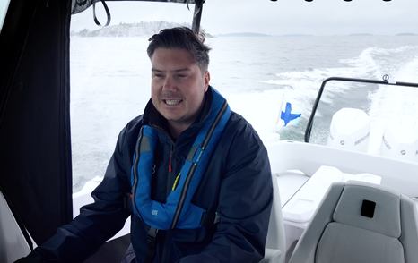 Axopar 29 CCX helm during sea trial