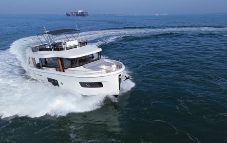 Beneteau-Swift-Trawler-54-Review-at-sea-turning