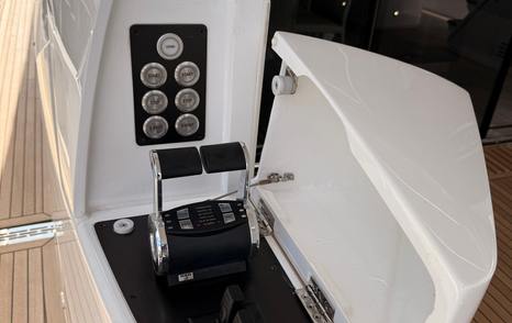 Sunseeker-76-Yacht-Review-cockpit-control-station