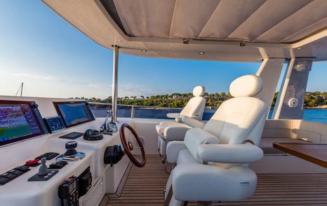 Outer-Reef-620-Trident-flybridge-helm