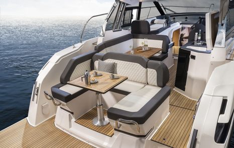 Bavaria SR33 aft deck seating